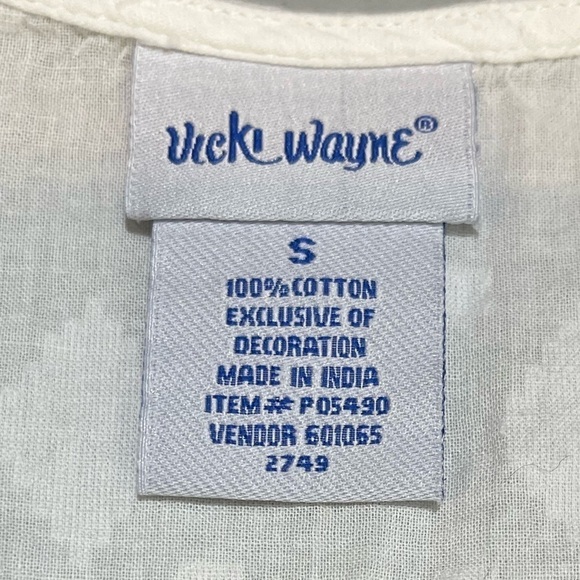 VICKI WAYNE Embossed Vine White Tunic w/ Colorful Floral Embroidery Size Small - Picture 6 of 10